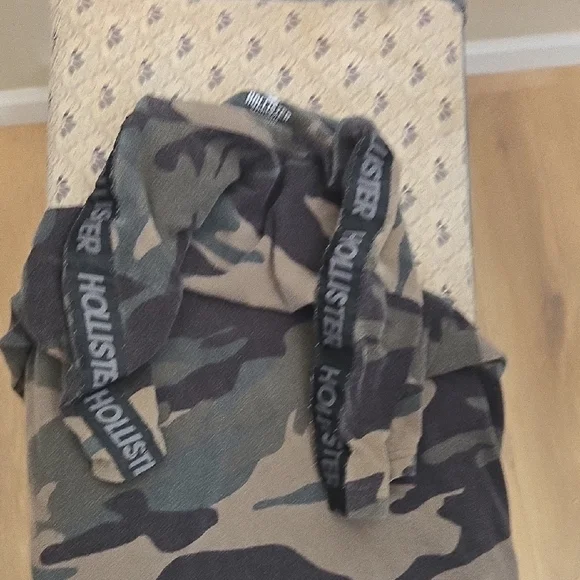 Hollister Men's Camouflage Tee - Black and Tan - Picture 6 of 7